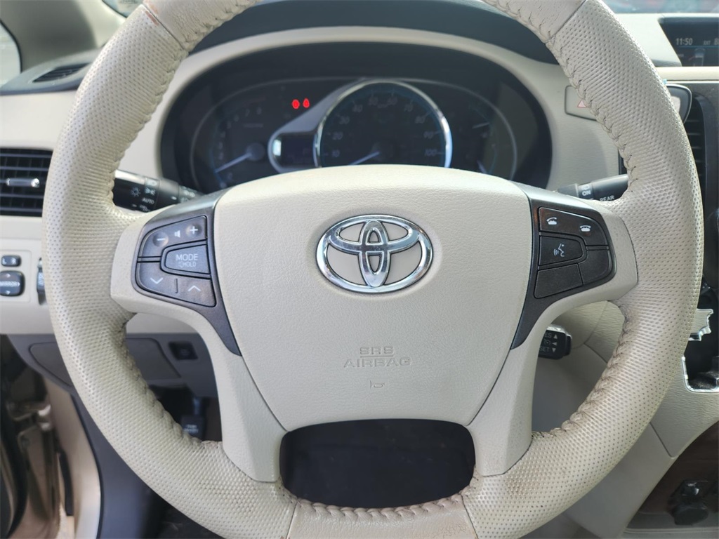 2014 Toyota Sienna XLE photo 11