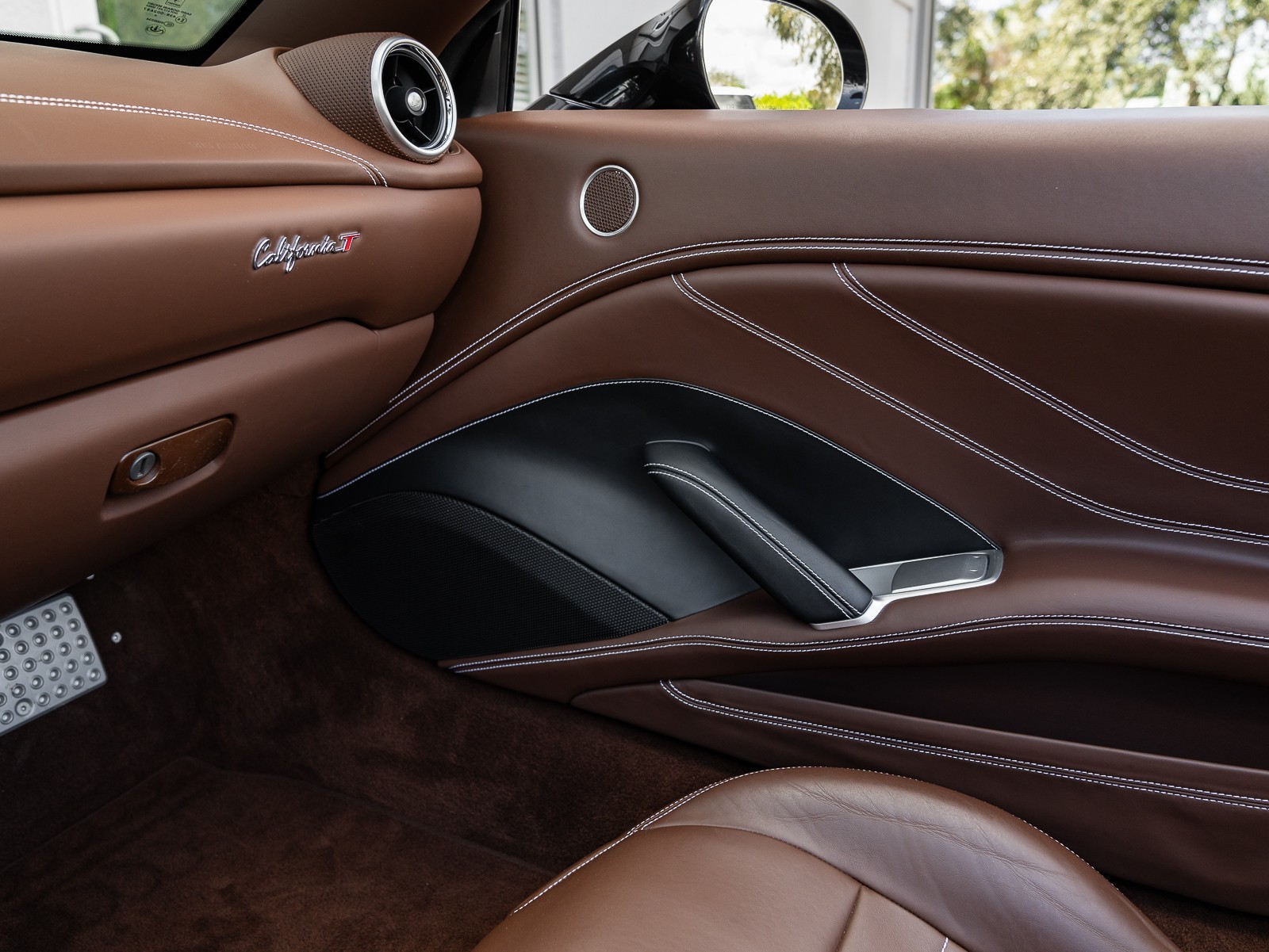 2015 Ferrari California T photo 40