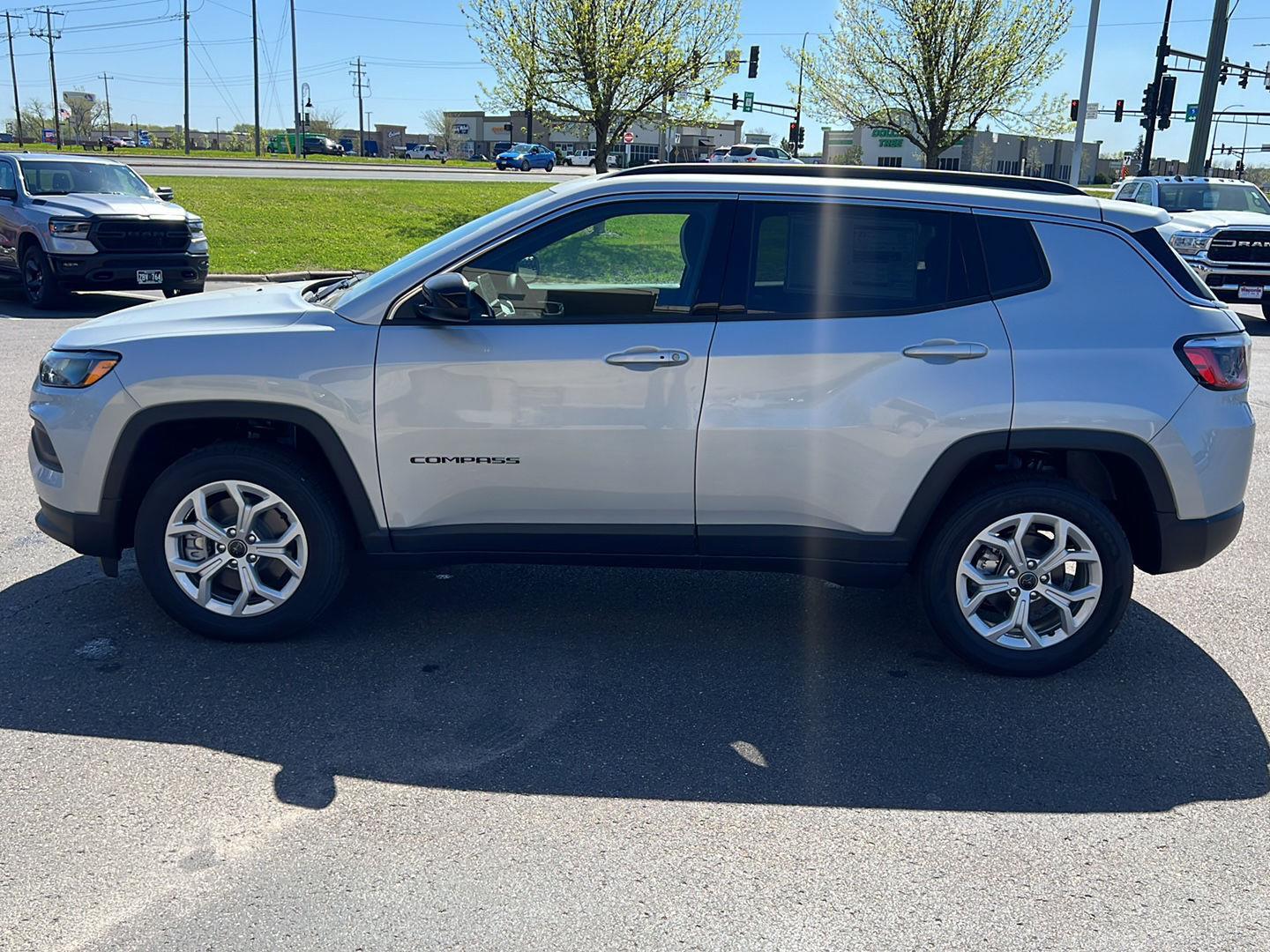 2025 Jeep Compass Latitude photo 3