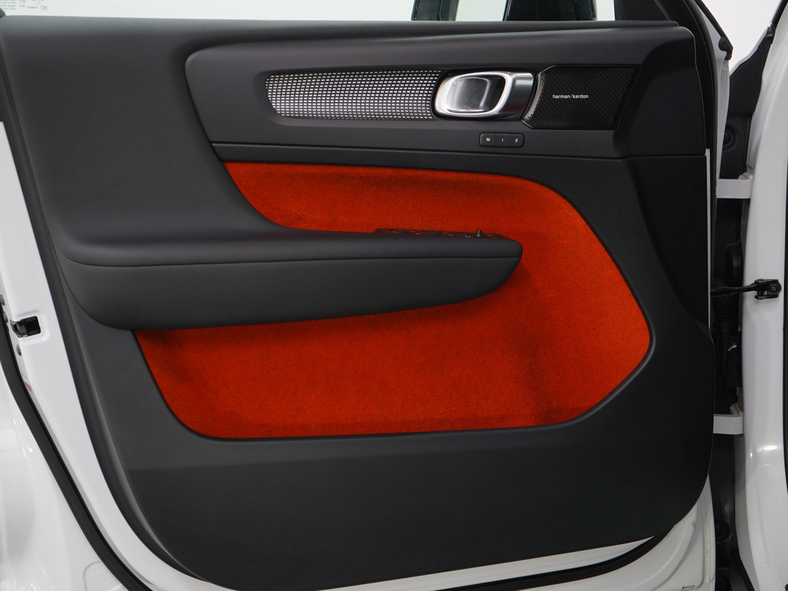 2019 Volvo XC40 R-Design photo 17