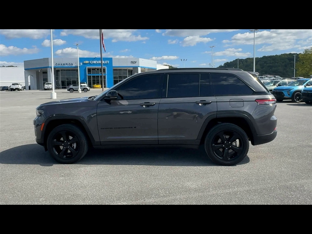 2023 Jeep Grand Cherokee Altitude photo 2