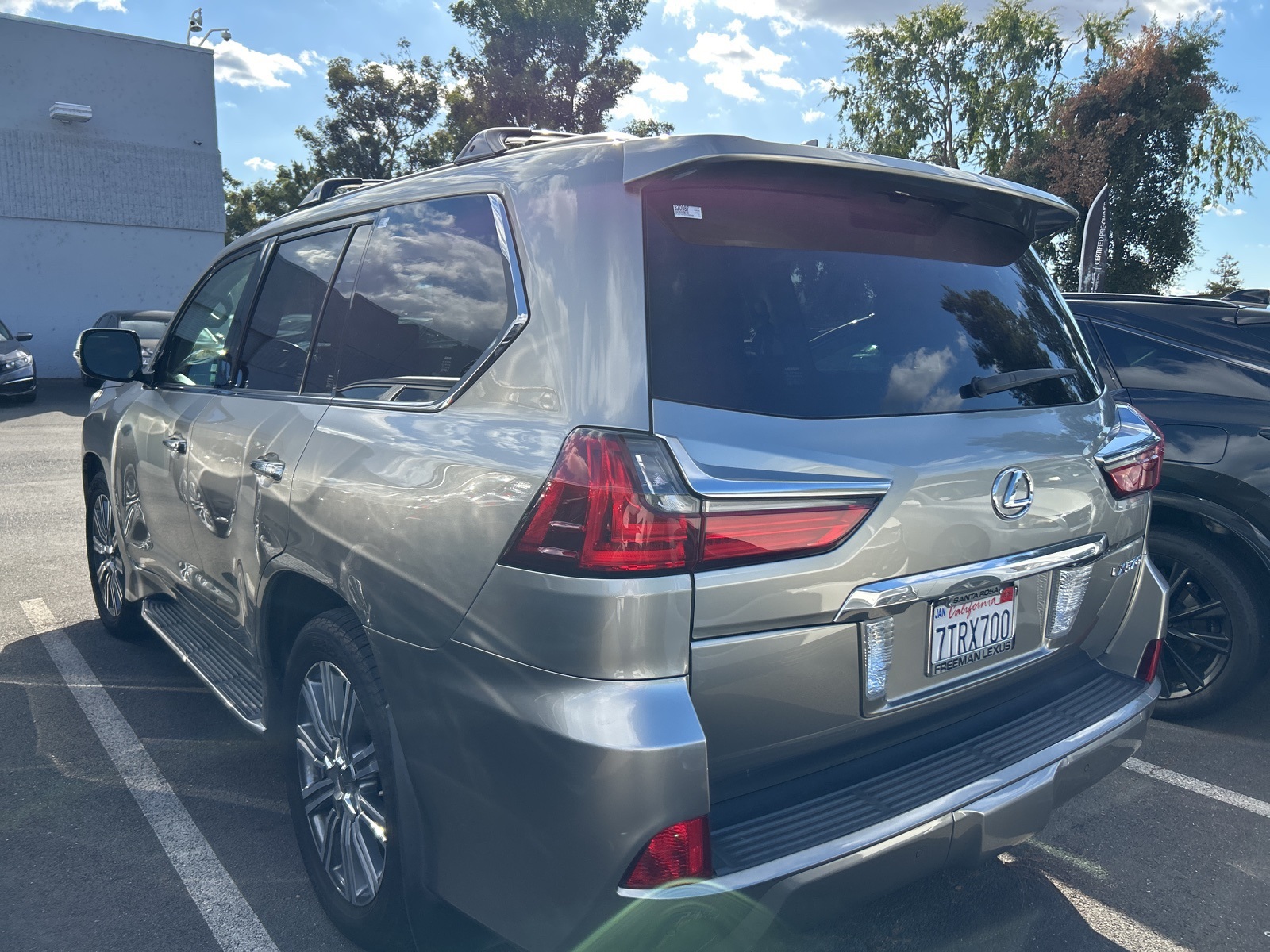 2017 Lexus LX 570 photo 2