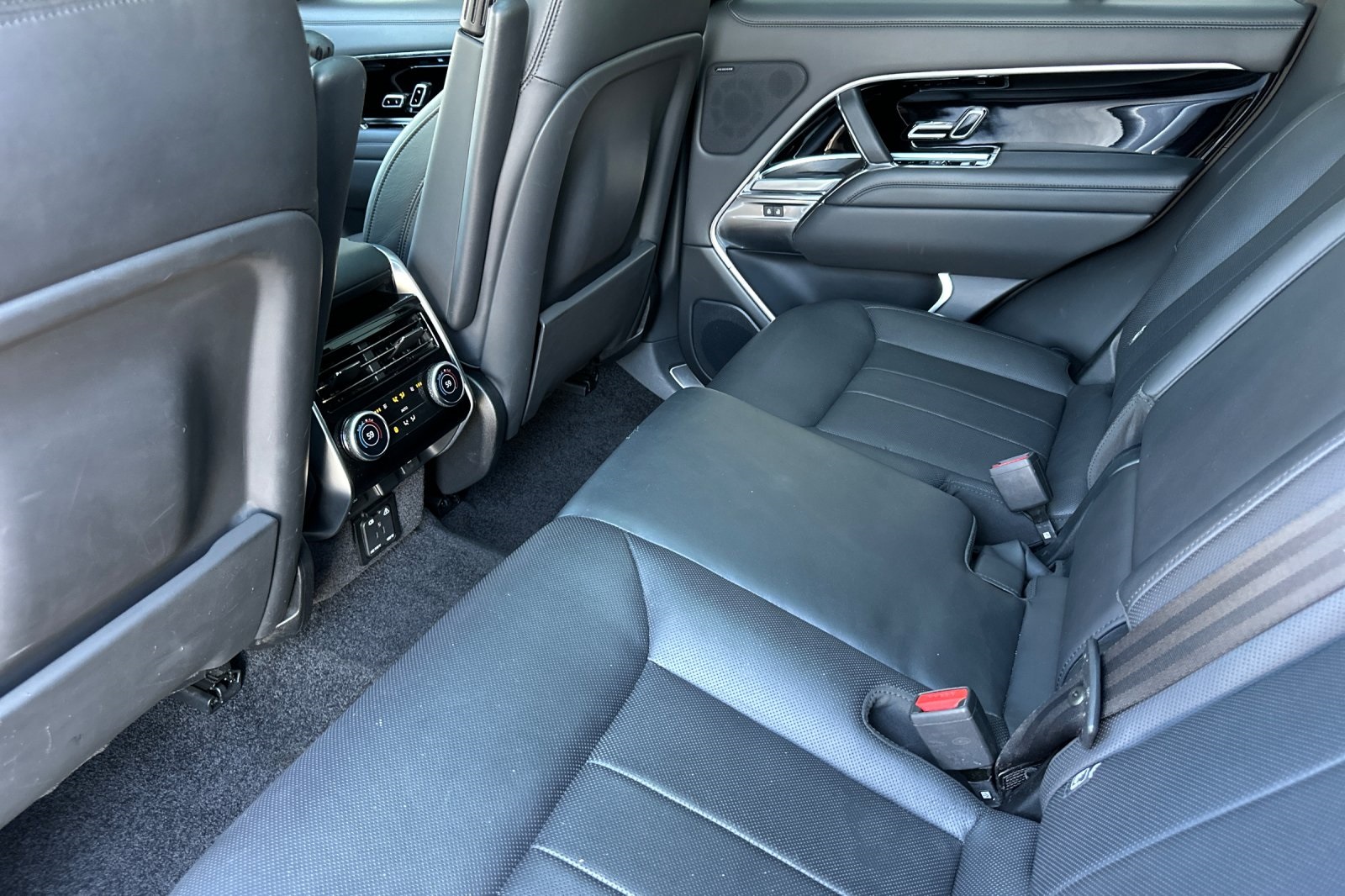 2023 Land Rover Range Rover SE photo 12