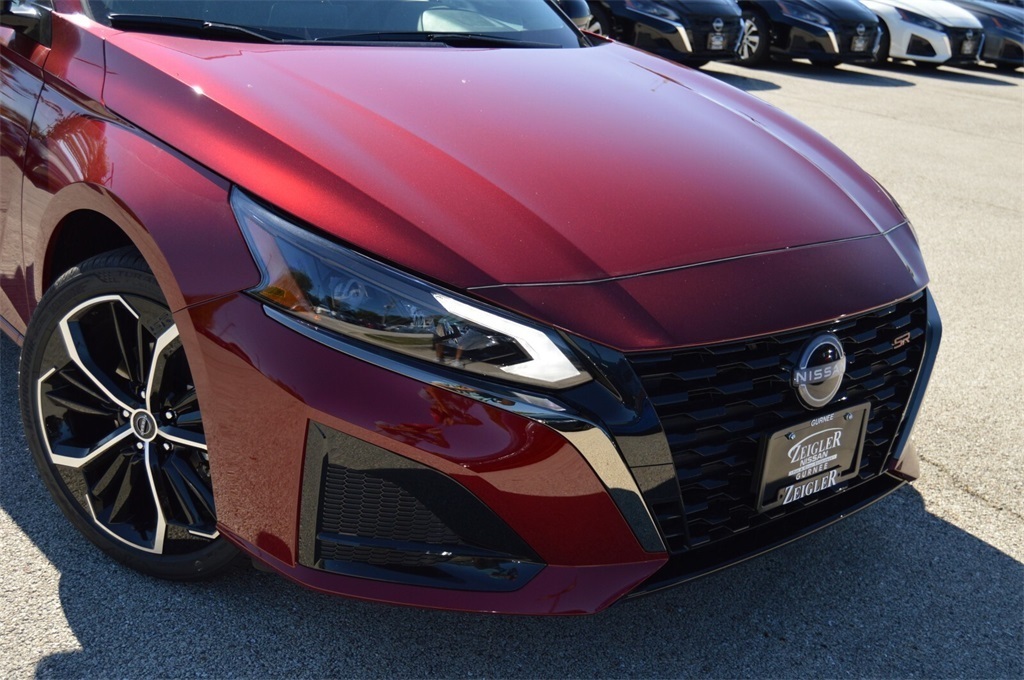 2025 Nissan Altima SR photo 2