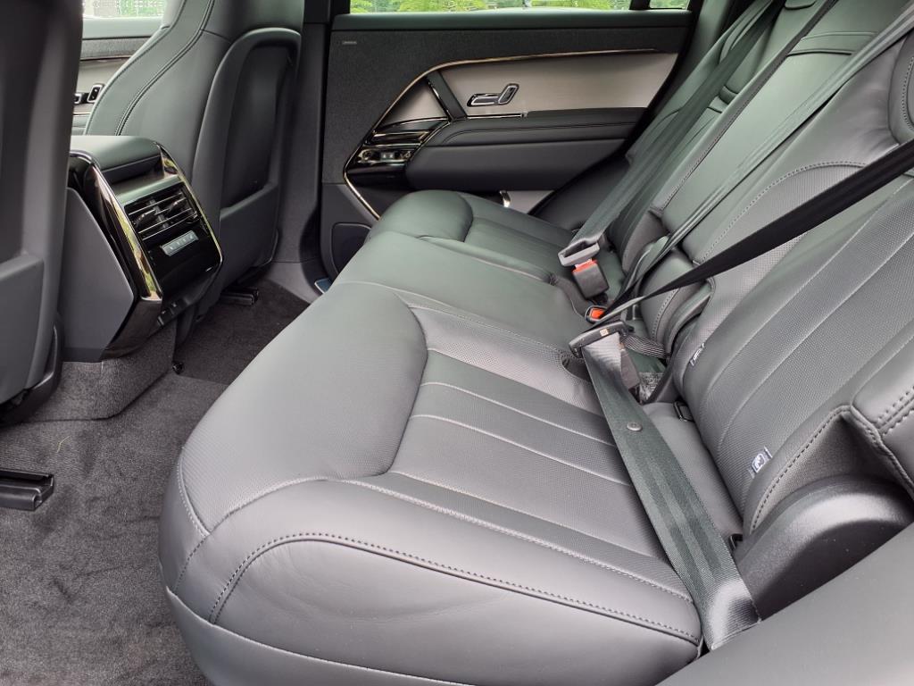 2025 Land Rover Range Rover Sport SE photo 4