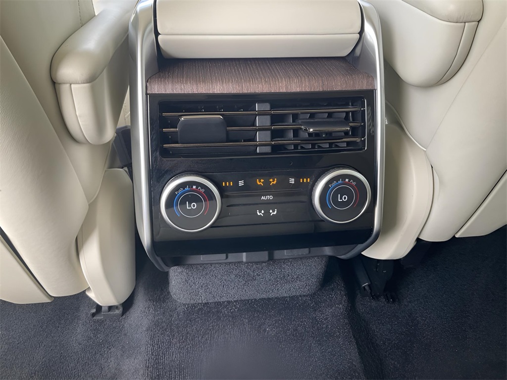 2023 Land Rover Range Rover SE photo 18
