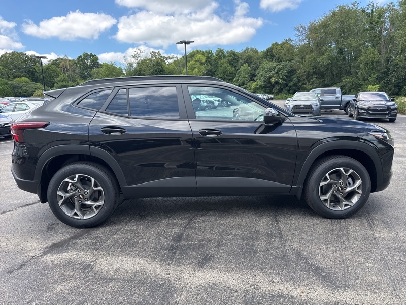 2025 Chevrolet Trax LT photo 2
