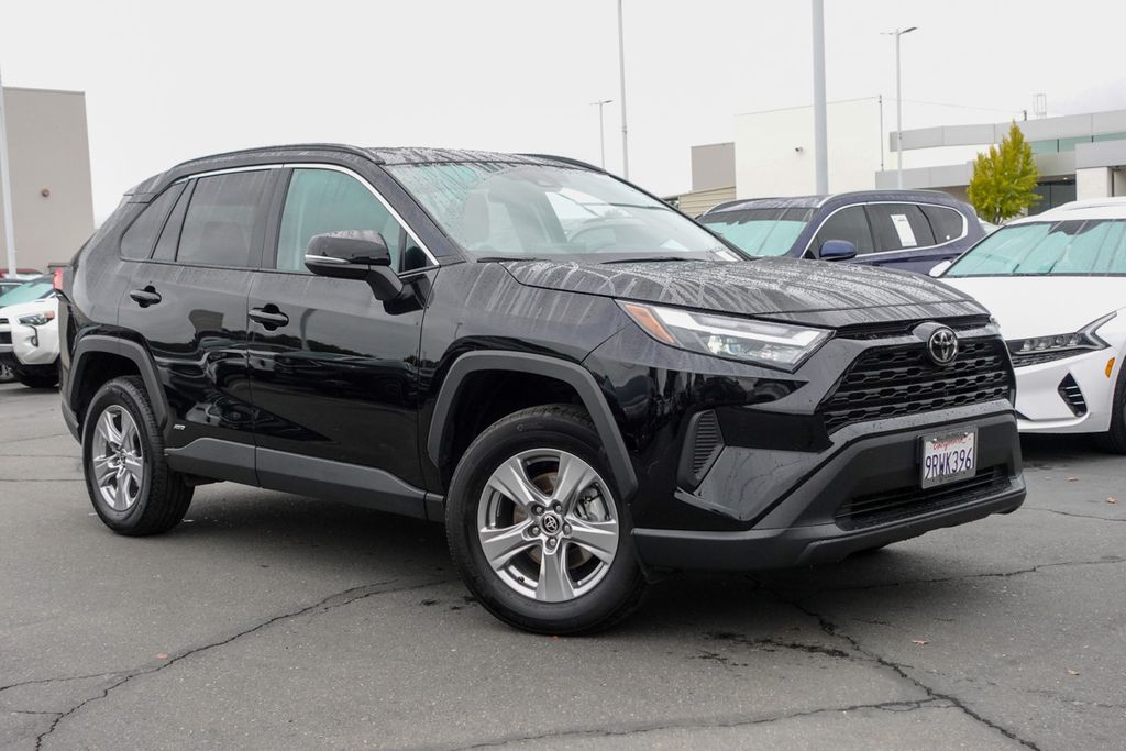 2025 Toyota RAV4 Hybrid XLE photo 4