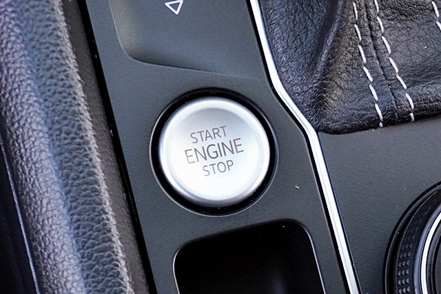 Used 2022 Silver Volkswagen 3.6L V6 SE w/Technology image 30