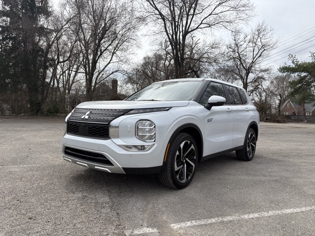 2025 Mitsubishi Outlander PHEV SE photo 2