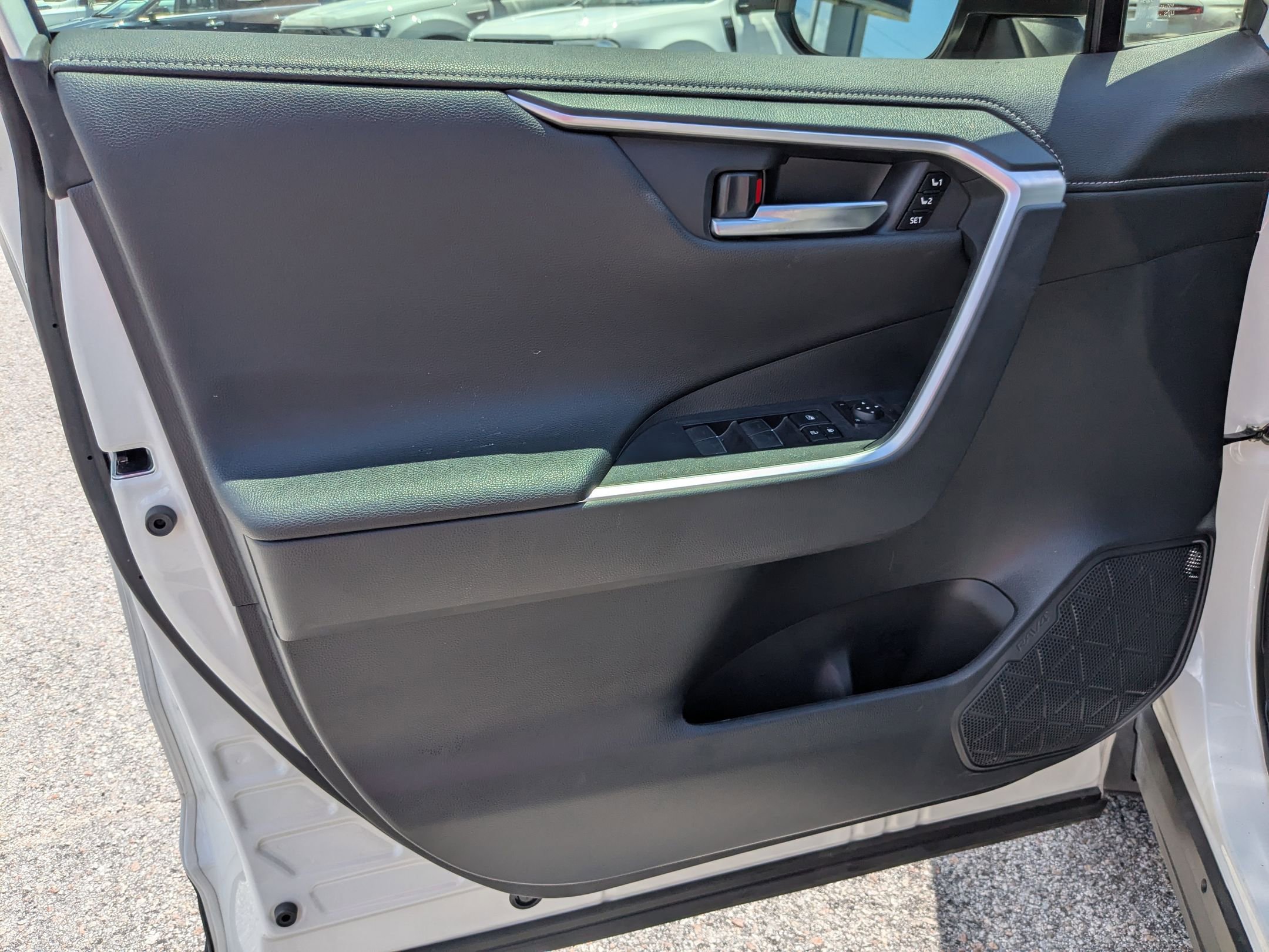 2022 Toyota RAV4 Hybrid Limited photo 10