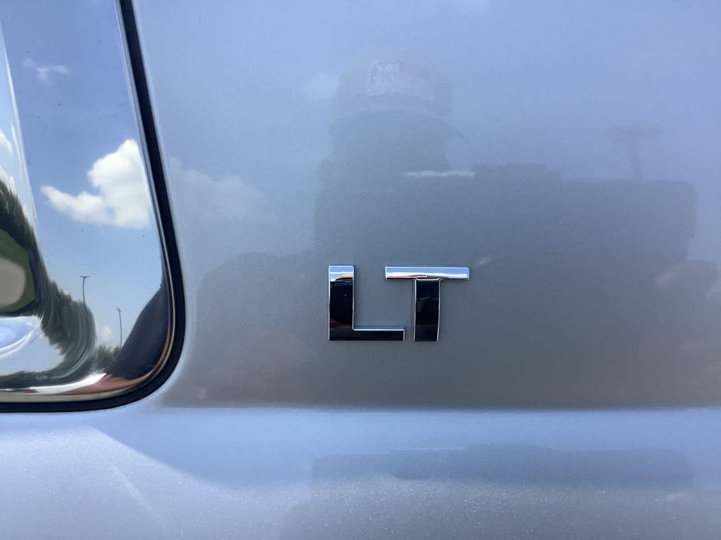 2019 Chevrolet Suburban LT photo 9