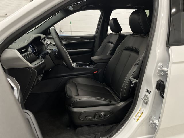 2025 Jeep Grand Cherokee Limited photo 3