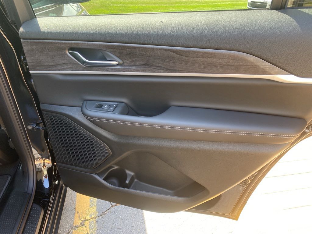 2025 Jeep Grand Cherokee Limited photo 11