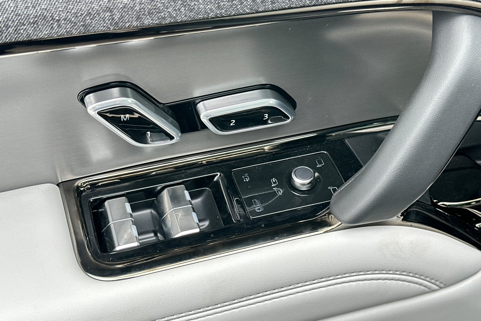 2025 Land Rover Range Rover Sport P360 S photo 12