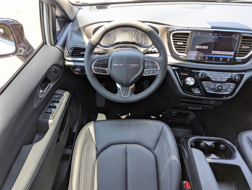 2026 Chrysler Pacifica photo 13