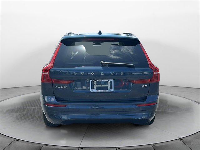 2022 Volvo XC60 Momentum photo 6