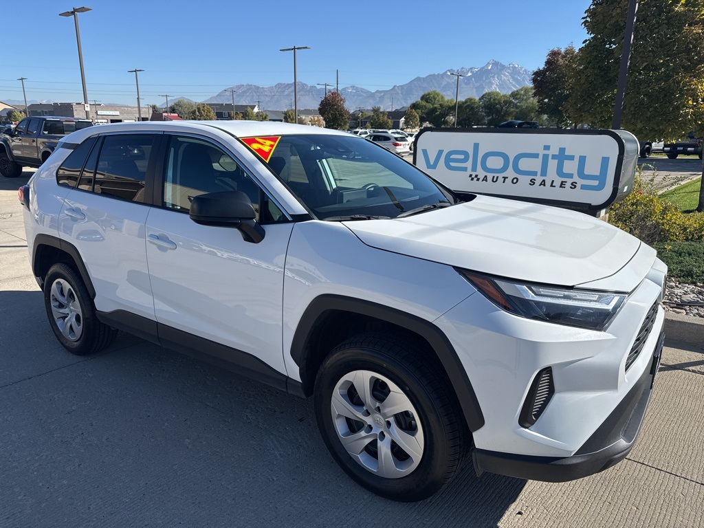 2024 Toyota RAV4 LE's photo