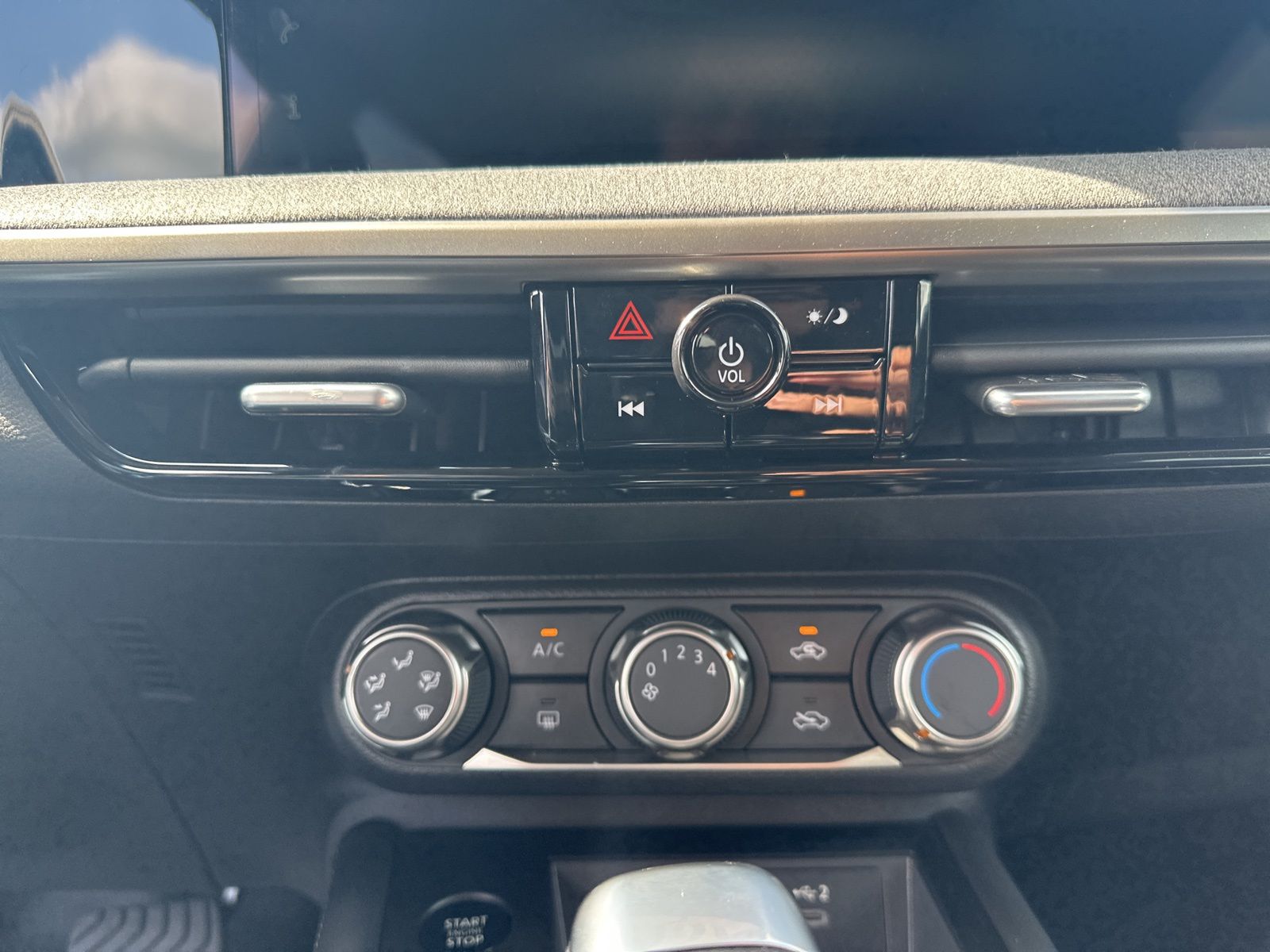 2025 Nissan Kicks SV photo 23