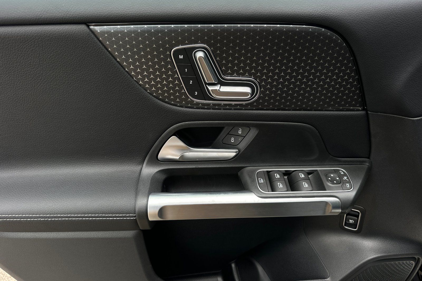 2025 Mercedes Benz GLB 250 photo 17