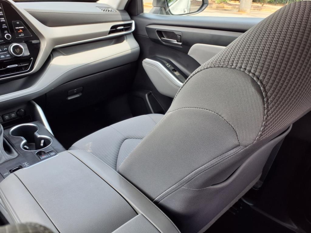 2020 Toyota Highlander LE photo 22