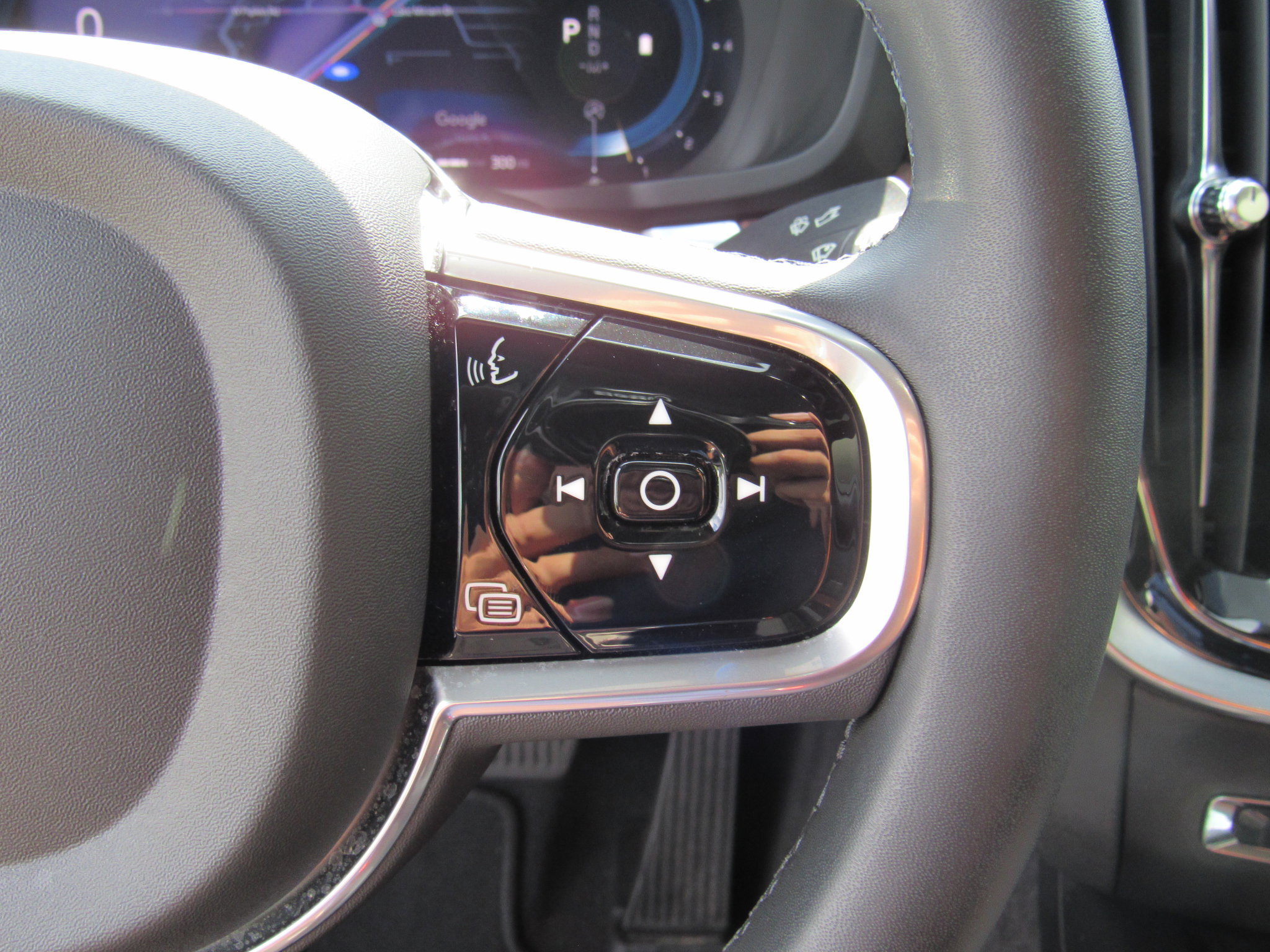 2023 Volvo S60 B5 Plus Black Edition photo 29