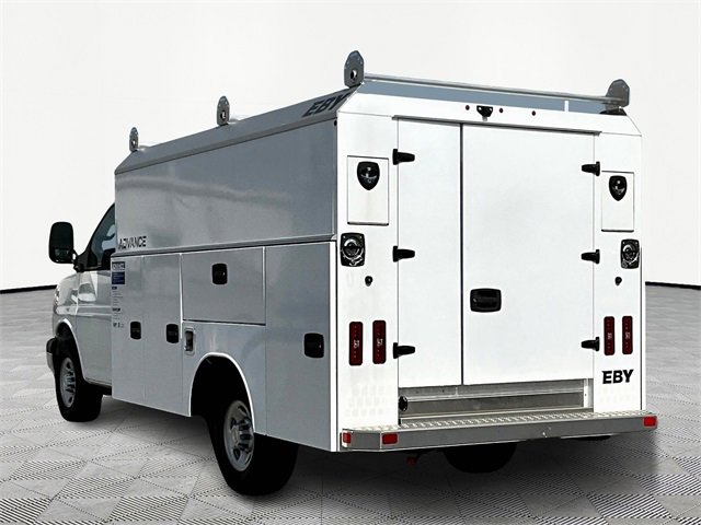 2025 Chevrolet Express 3500 Cutaway photo 3