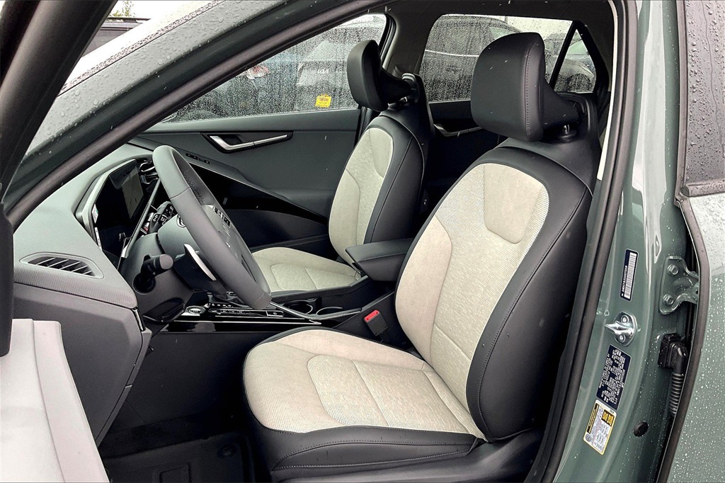 2025 Kia Niro SX Touring photo 8