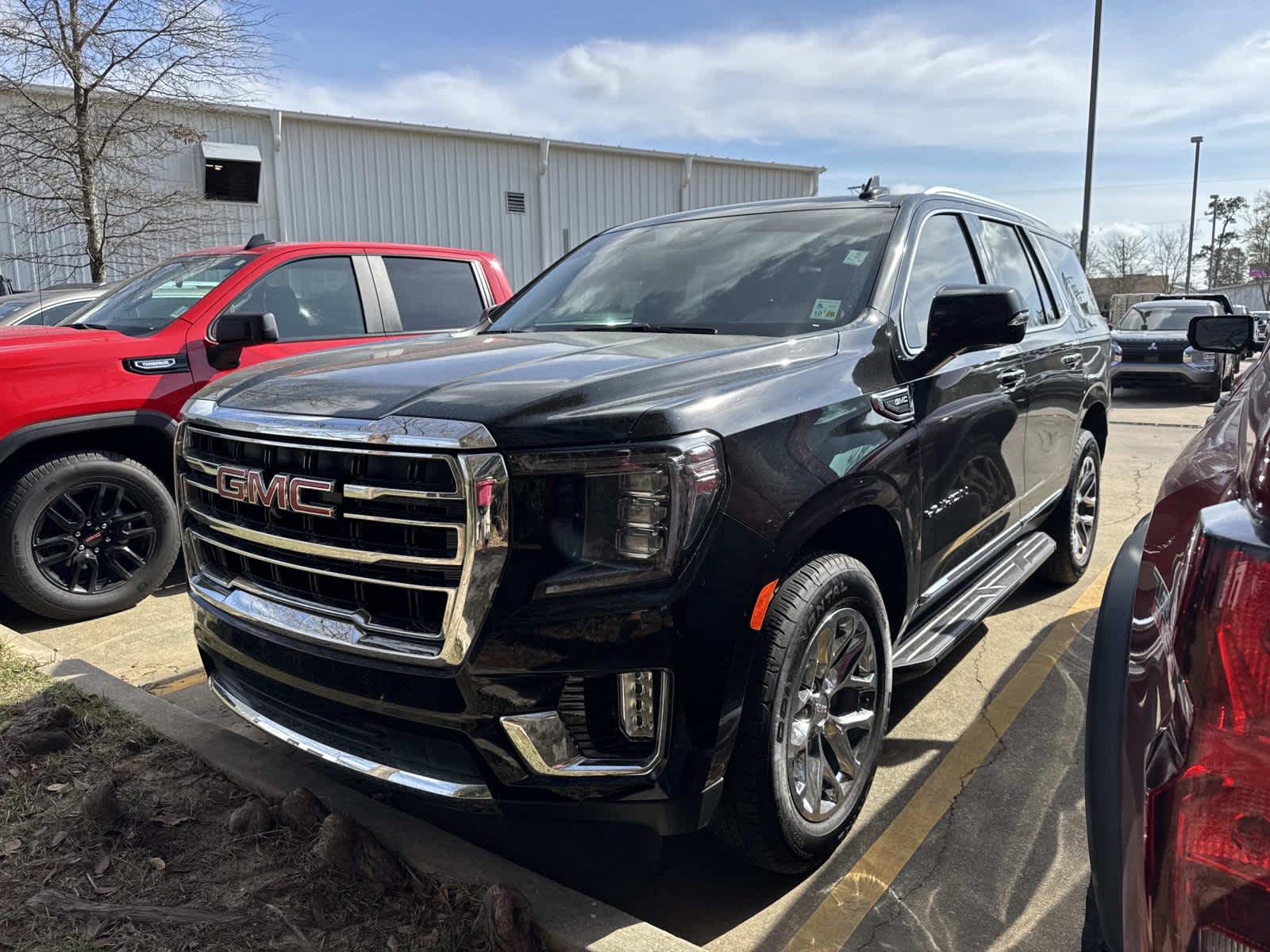 2024 GMC Yukon SLT's photo