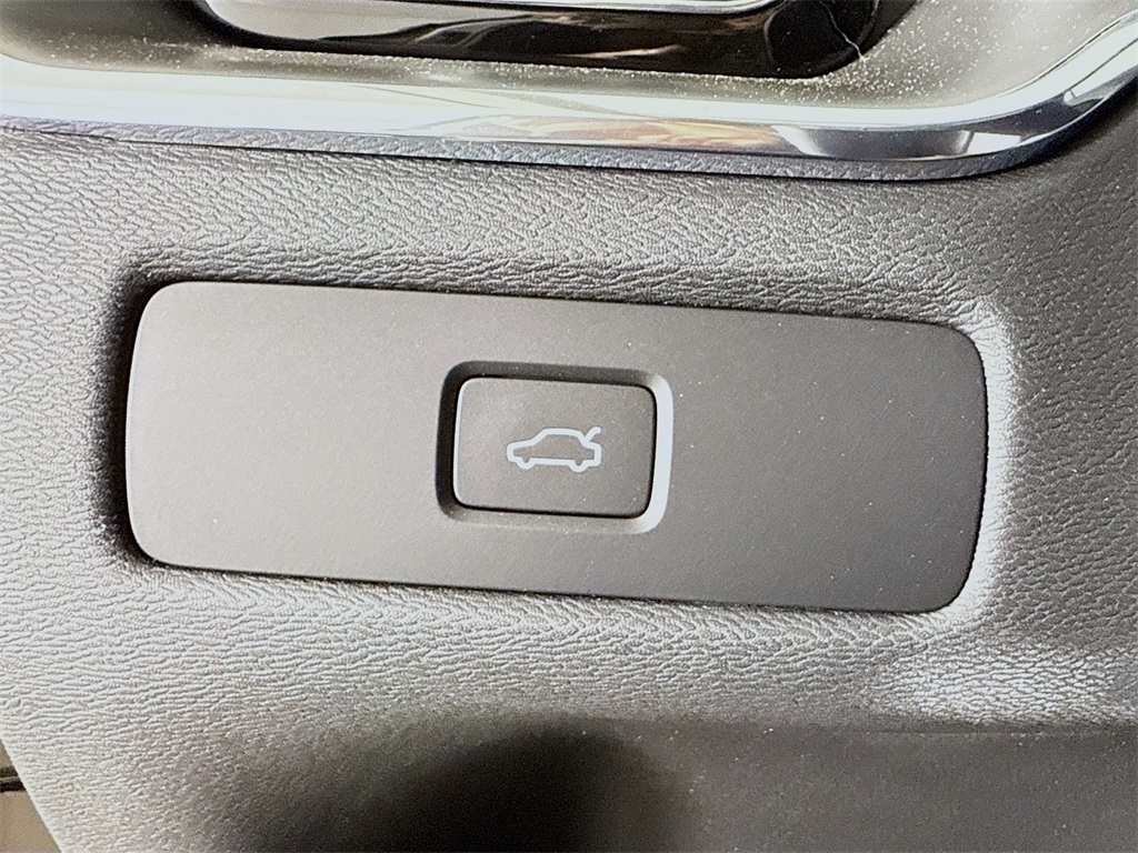 2025 Volvo XC60 B5 Core photo 10