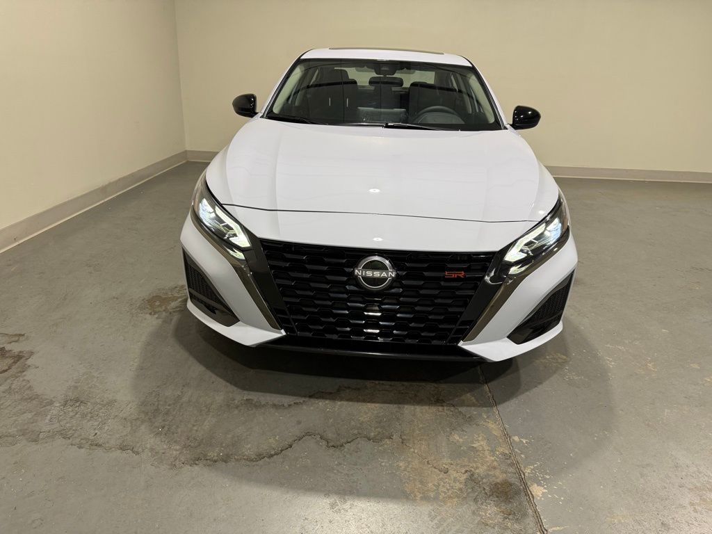 2025 Nissan Altima SR photo 2
