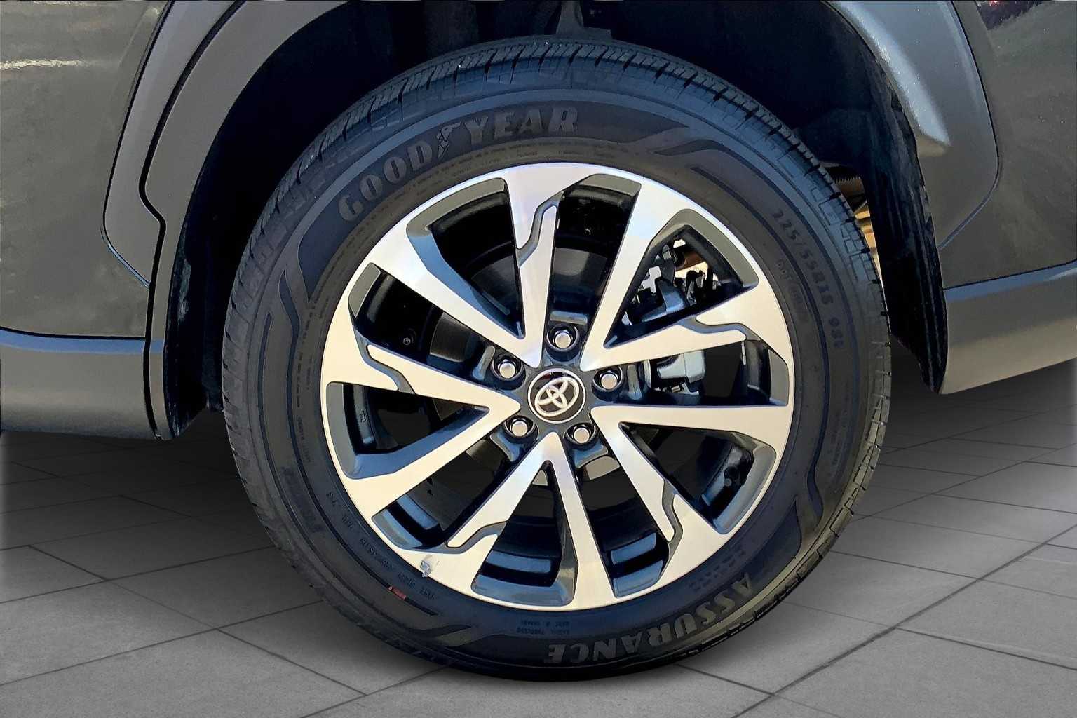 2024 Toyota Corolla Cross XLE photo 9