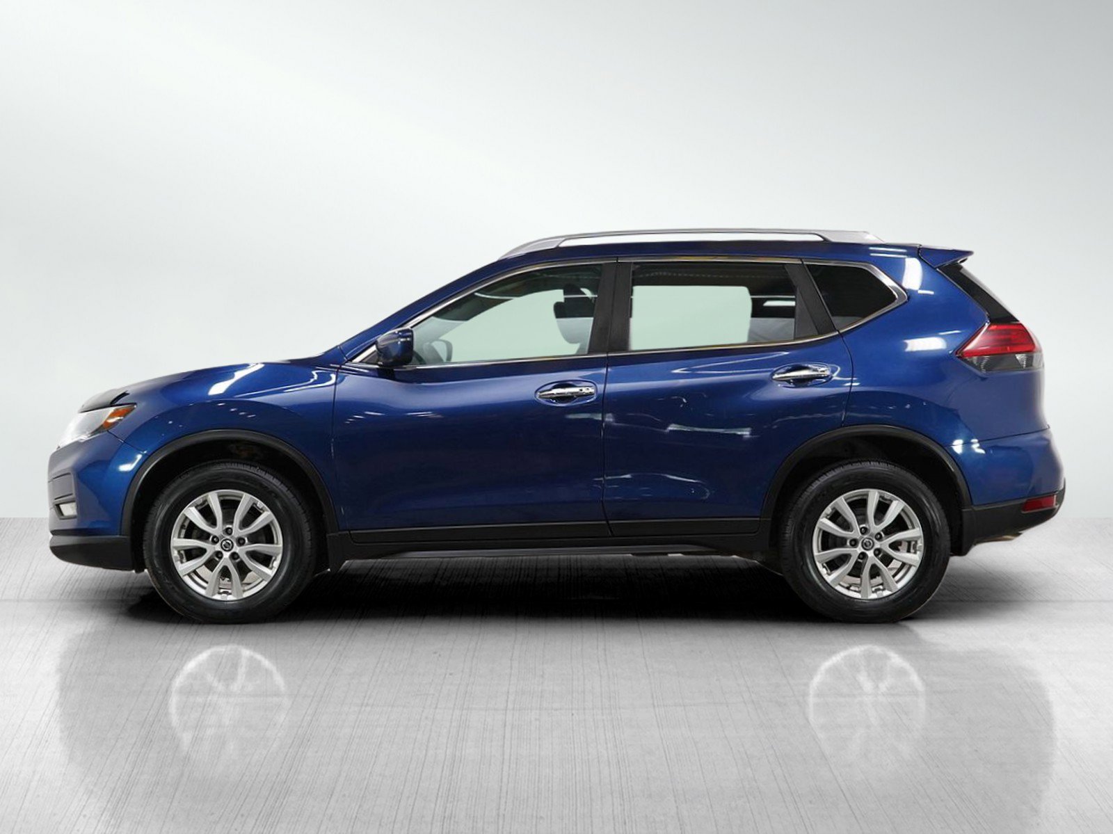 2017 Nissan Rogue SV photo 2