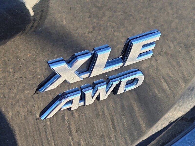 2017 Toyota RAV4 XLE photo 4