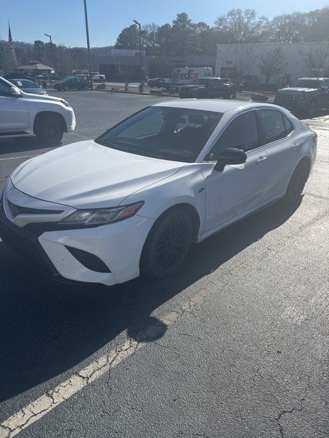2019 Toyota Camry SE's photo