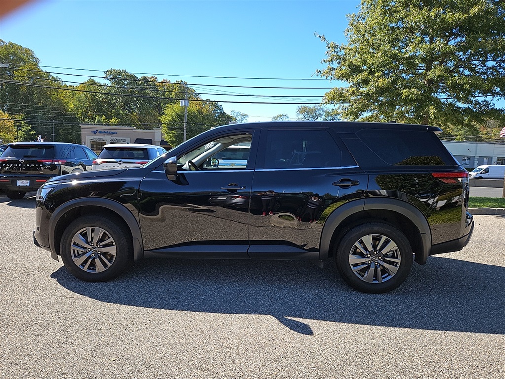2024 Nissan Pathfinder S photo 2