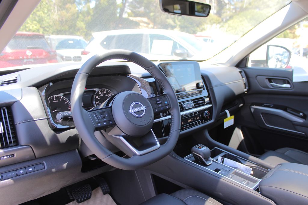 2025 Nissan Pathfinder SL photo 11