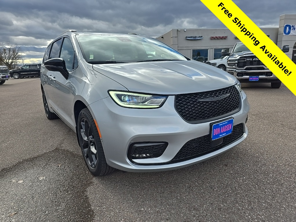 2026 Chrysler Pacifica Limited's photo