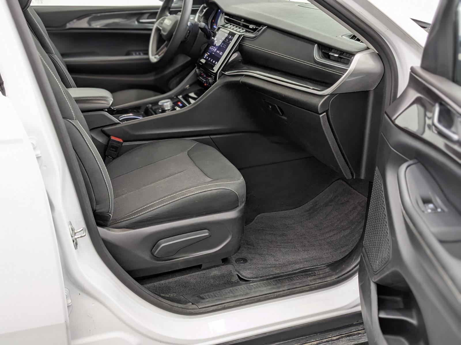 2023 Jeep Grand Cherokee Laredo photo 10