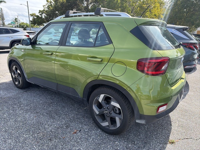 2023 Hyundai Venue SEL photo 3
