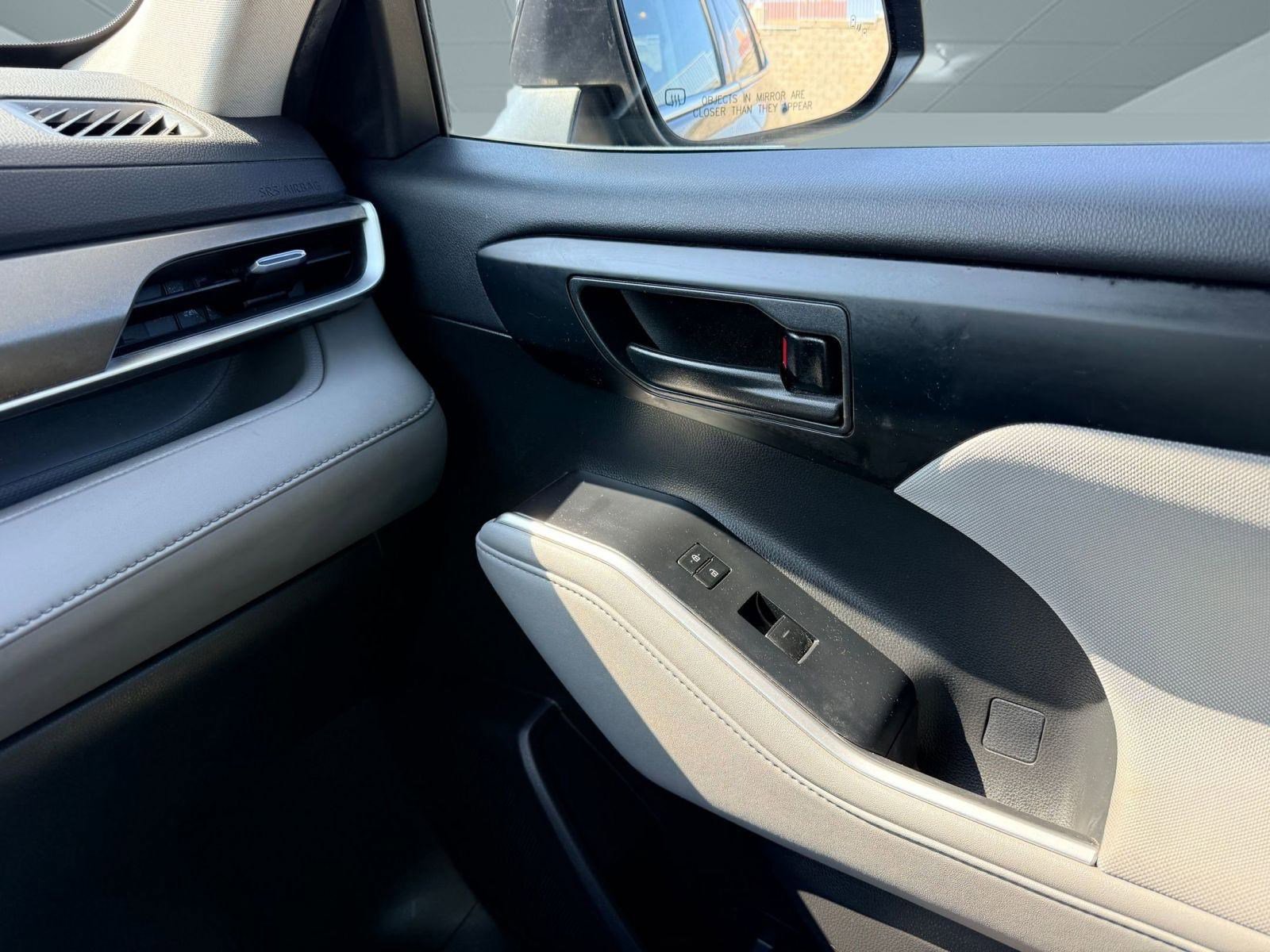 2020 Toyota Highlander LE photo 24