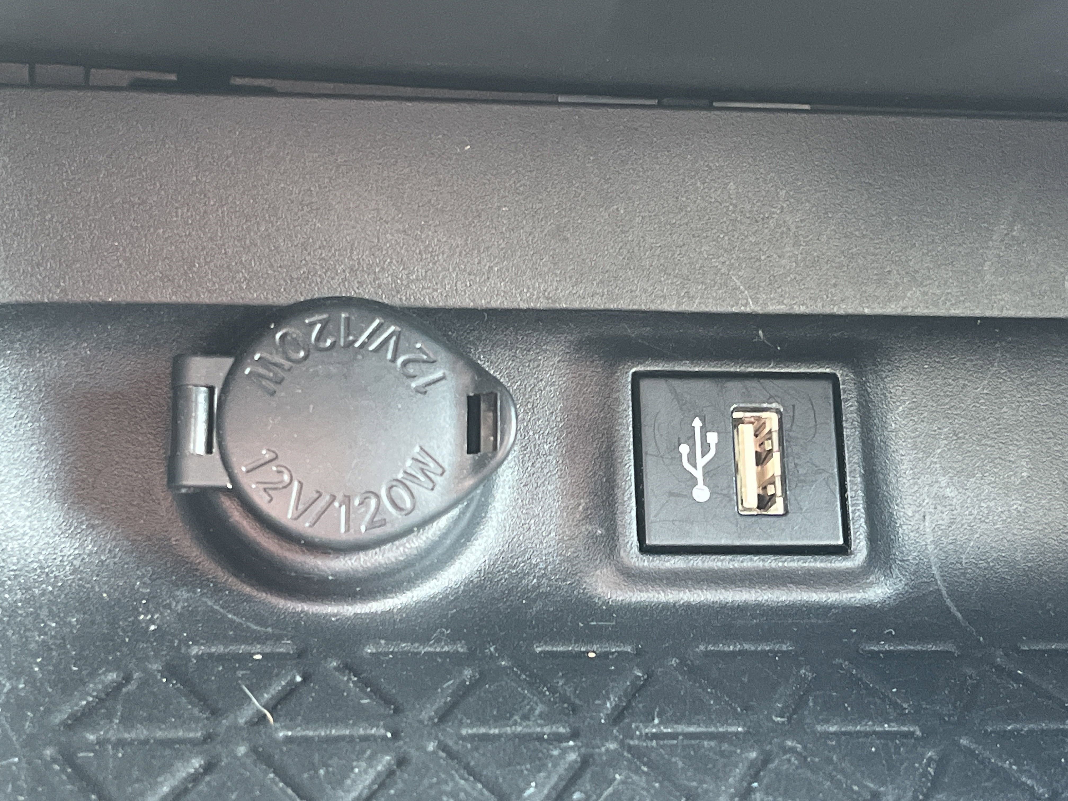2024 Toyota RAV4 XLE photo 5