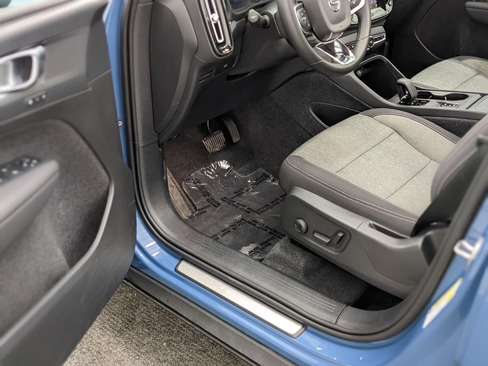 2024 Volvo XC40 Core photo 25