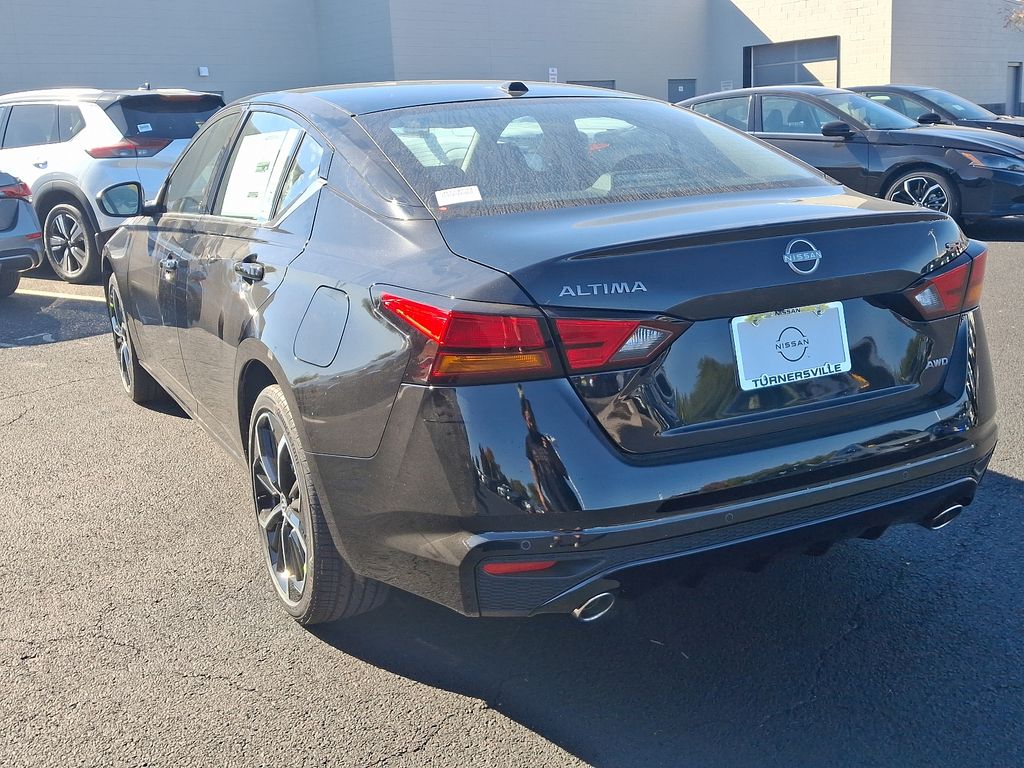 2025 Nissan Altima 2.5 SR photo 3