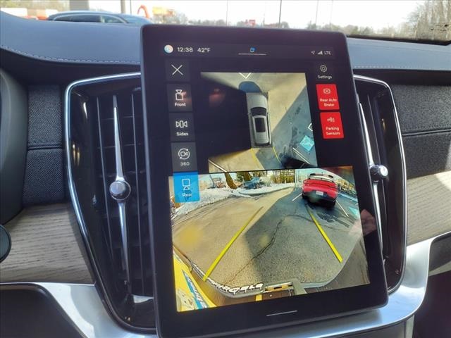 2025 Volvo XC90 T8 AWD Plus photo 12
