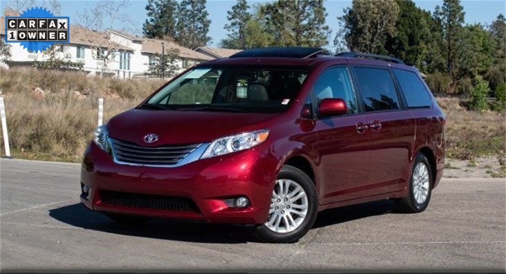2017 Toyota Sienna XLE's photo