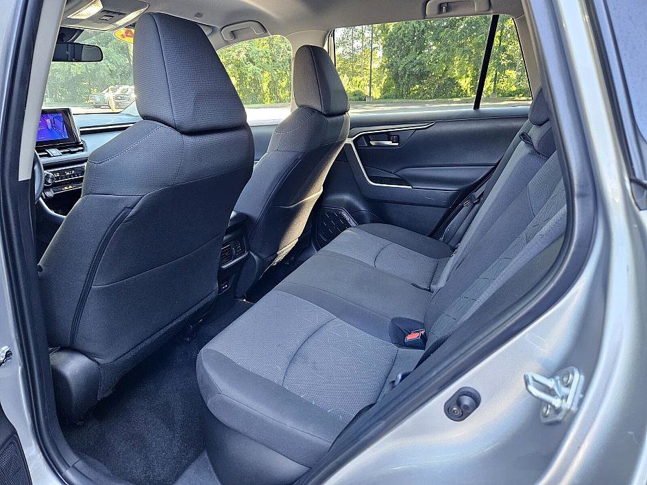 2024 Toyota RAV4 Hybrid XLE photo 6