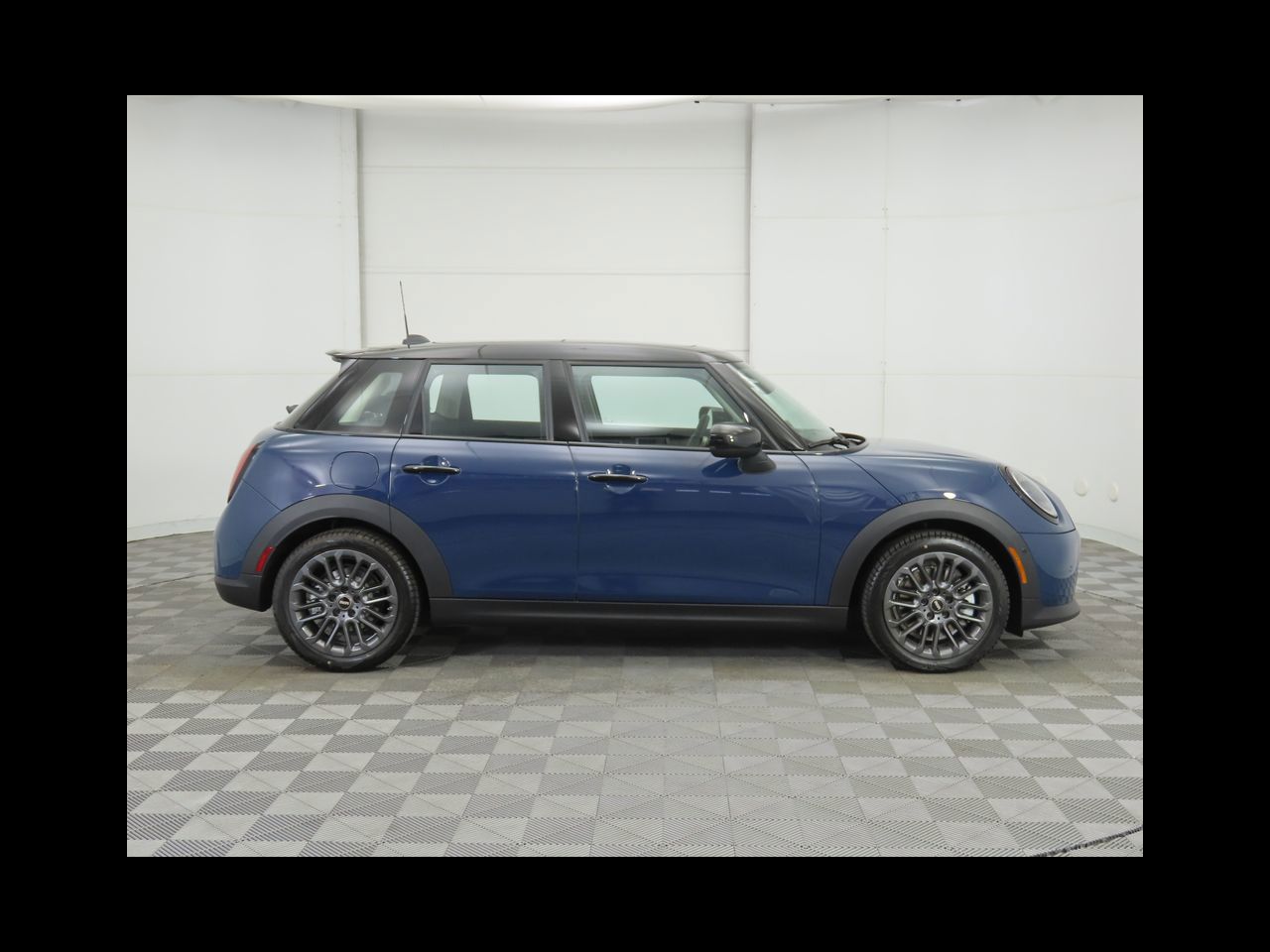 2025 Mini Cooper 4 Door Hardtop Signature photo 4