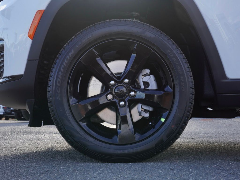 New 2025 Bright White Clear-Coat Exterior Paint Jeep Limited Black Appearance Edition image 10