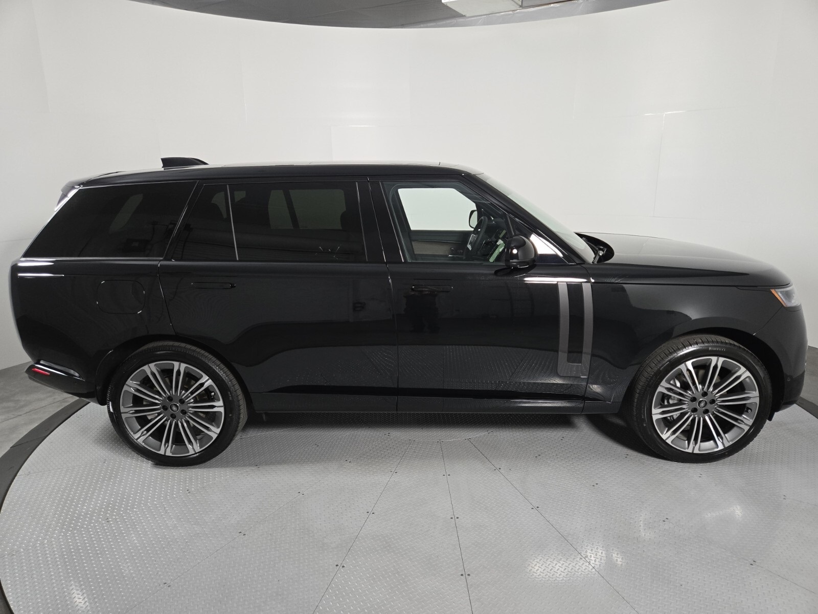 2025 Land Rover Range Rover SE photo 14